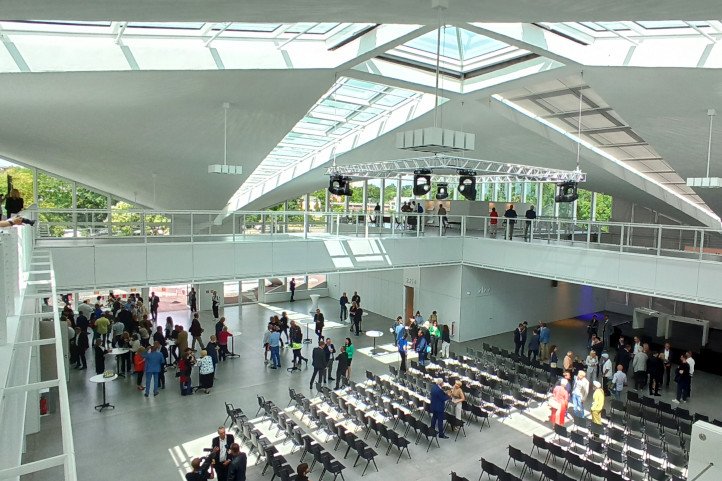 Blick von der Galerie ins Atrium und auf das Lichtkreuz